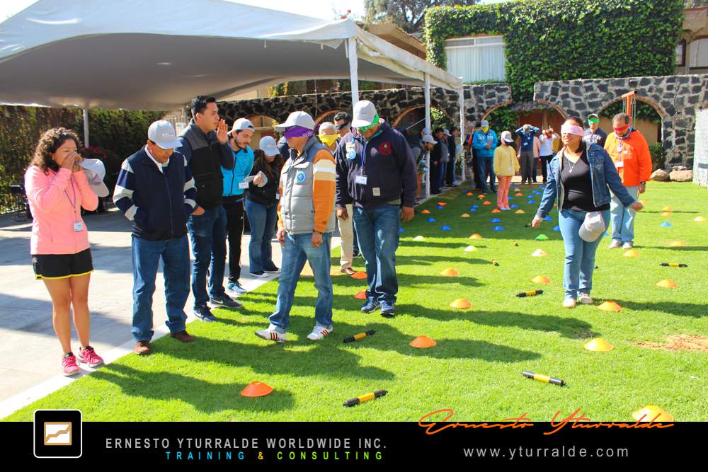 Team Building Cali Colombia | Retos colaborativos con cuerdas bajas para equipos de alto rendimiento