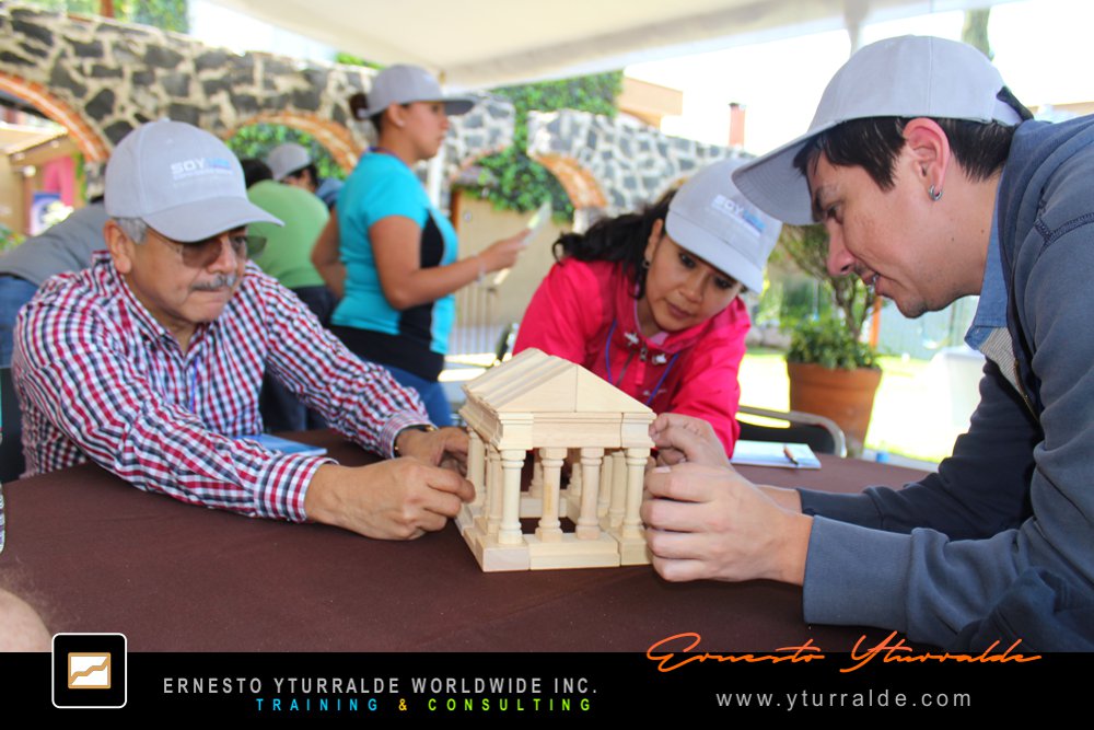 Team Building Cali Colombia | Actividades de liderazgo y colaboración con cuerdas bajas