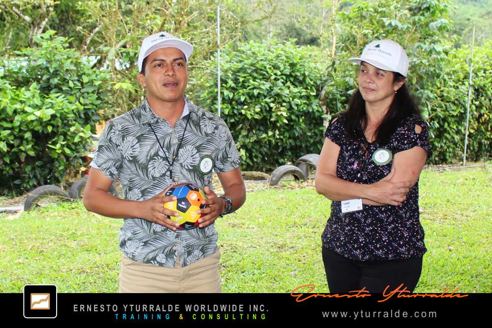 Team Building Cali Colombia | Actividades outdoor de confianza y liderazgo con cuerdas bajas