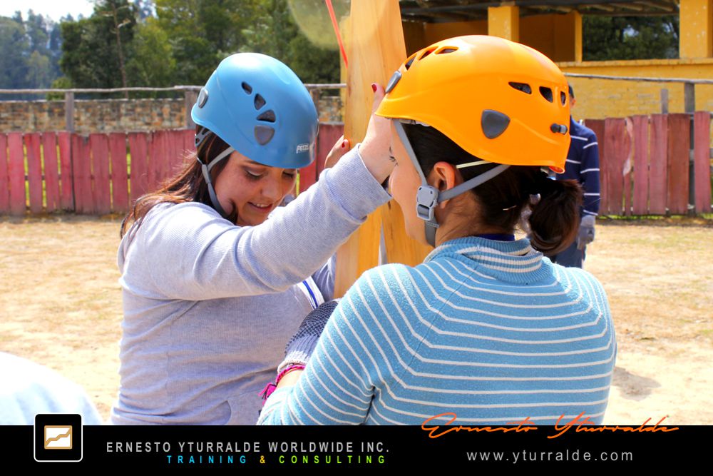 Team Building Cali Colombia | Outdoor training con dinámicas de liderazgo y colaboración