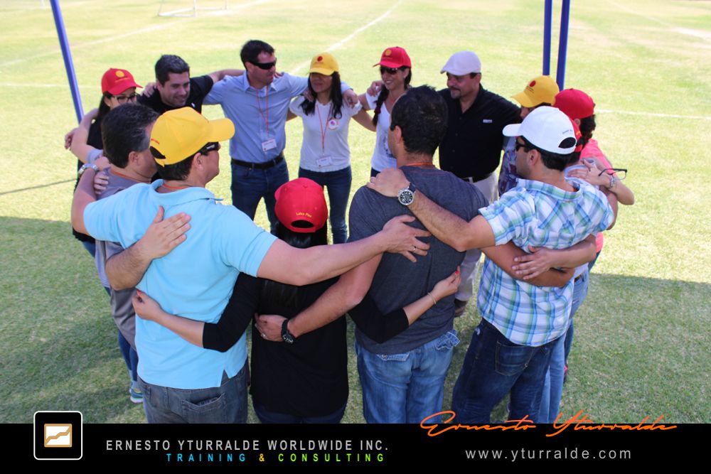 Team Building Cali Colombia | Dinámicas corporativas con talleres de cuerdas para fortalecer valores organizacionales